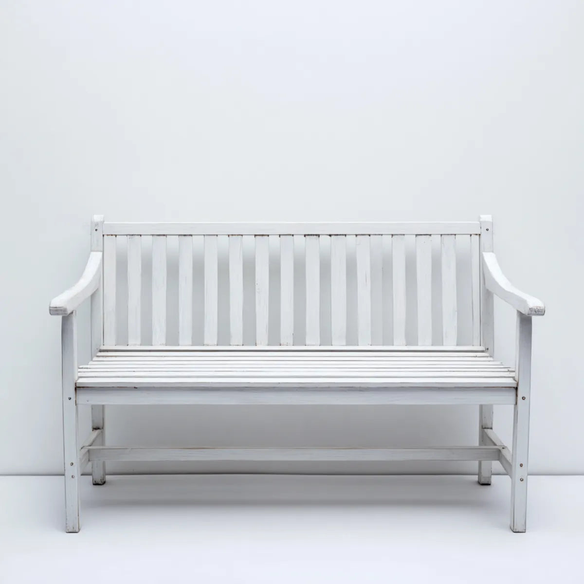 Ławka ogrodowa 2 białe siedzenia 120 x 63 x 90 cm w litym drewnie z prostokątnym eukaliptusem
