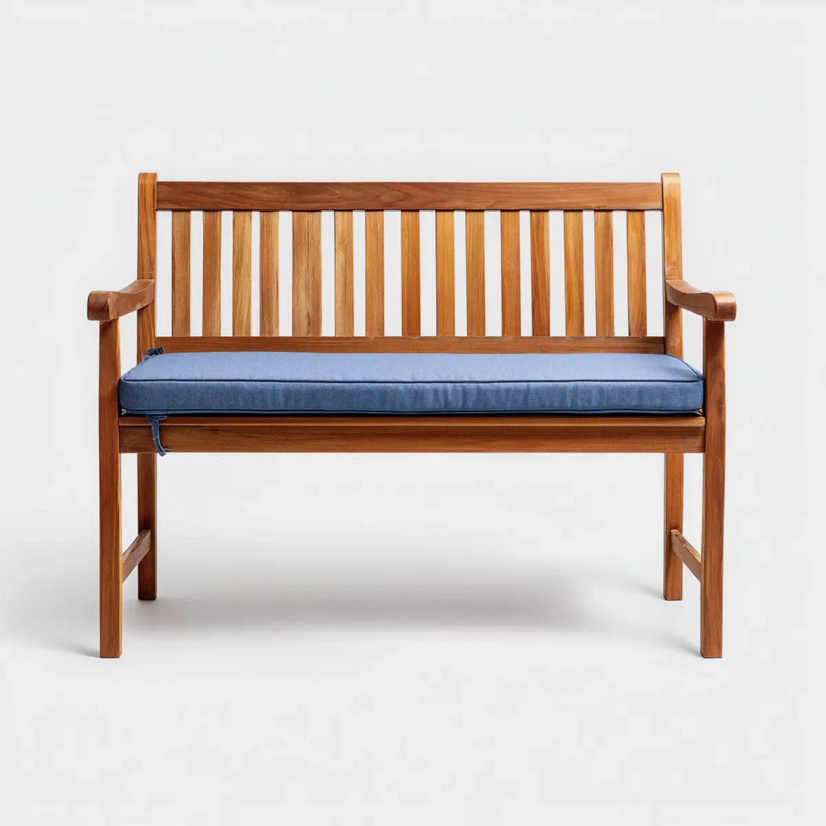 Ławka ogrodowa 2 brązowe siedzenia z niebieską poduszką w litym drewnie akacjowym 120 x 65 x 90 cm